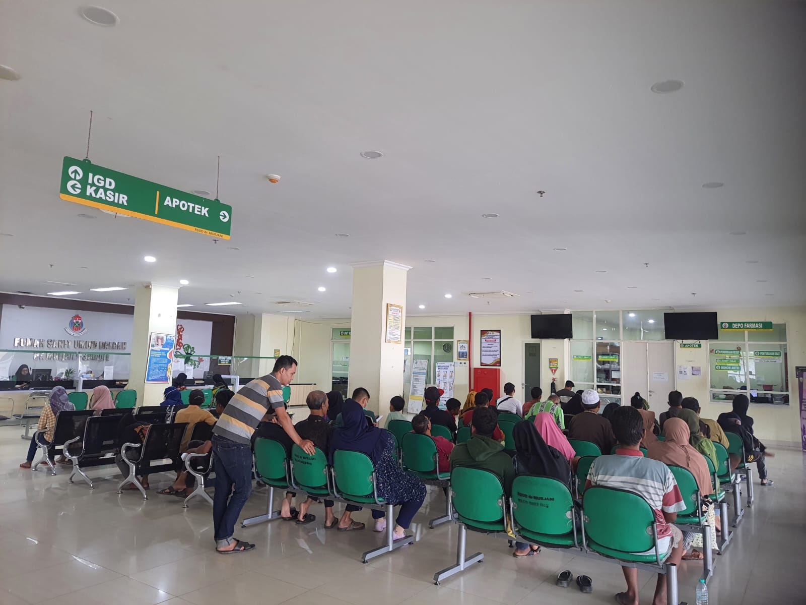 PELAYANAN: Suasana warga yang mengantre di RSUD dr Murjani Sampit, Kamis (10/4). Manajemen rumah sakit diharapkan terus memperbaiki pelayanan kepada masyarakat. HENY/RADAR SAMPIT