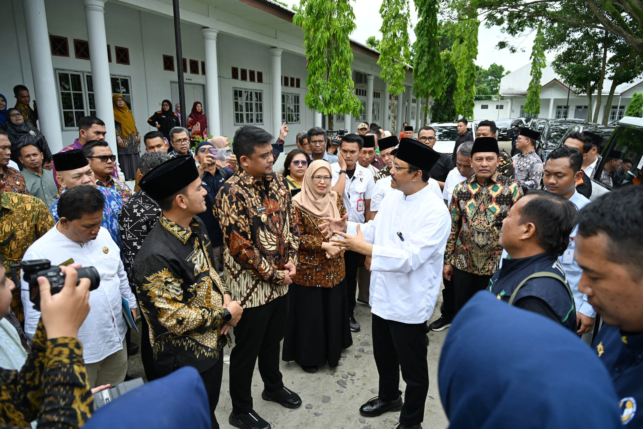 Menteri Sosial (Mensos) Saifullah Yusuf didampingi Gubernur Sumatera Utara Muhammad Bobby Afif Nasution meninjau lokasi Sekolah Rakyat di Kampus V Universitas Islam Negeri Sumatera Utara (UIN-SU), Jalan Lauser, Kota Tebingtinggi, Jumat (11/4/2025).