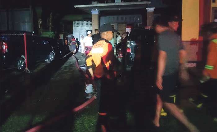 BISA DIATASI: Petugas pemadam kebakaran saat di lokasi terbakarnya kandang kambing,  yang diawali dari api hasil bakaran sampah.