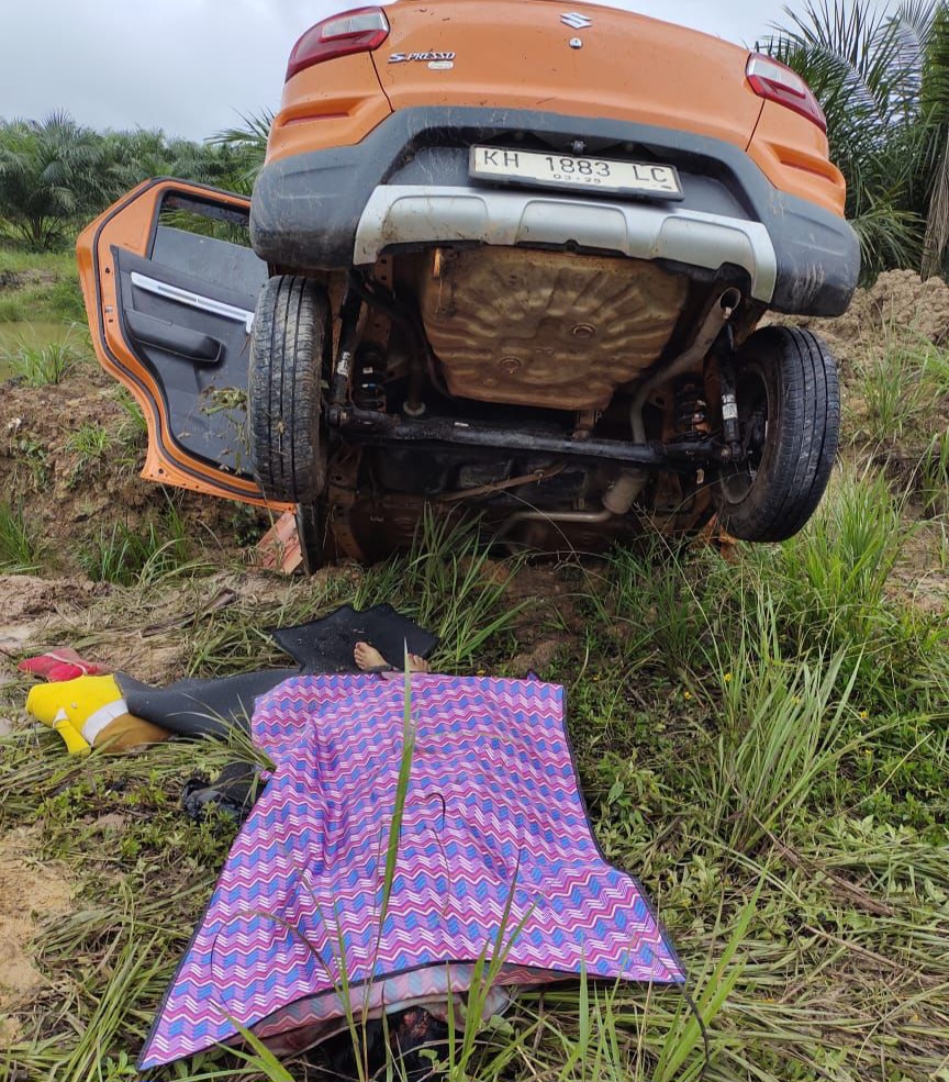 Sebuah mobil nyaris nyungsep ke parit usai terlibat laka lantas di Jalan Poros Pelantaran - Parenggean, Kabupaten Kotim, Minggu (13/4/2025)