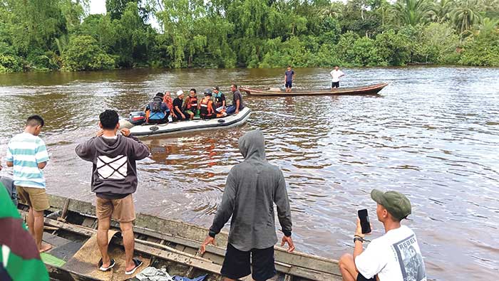 Warga Pulau Hanaut dan sejumlah petugas saat mencari satu korban terkaman buaya, yang akhirnya ditemukan tak bernyawa, Sabtu (5/4).