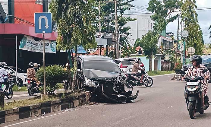 CELAKA : Mobil jenis Avanza ringsek bagian depan setelah terlibat kecelakaan di Jalan HM Arsyad, Sampit, Senin (14/04/2025) pagi. FAHRY/RADAR SAMPIT