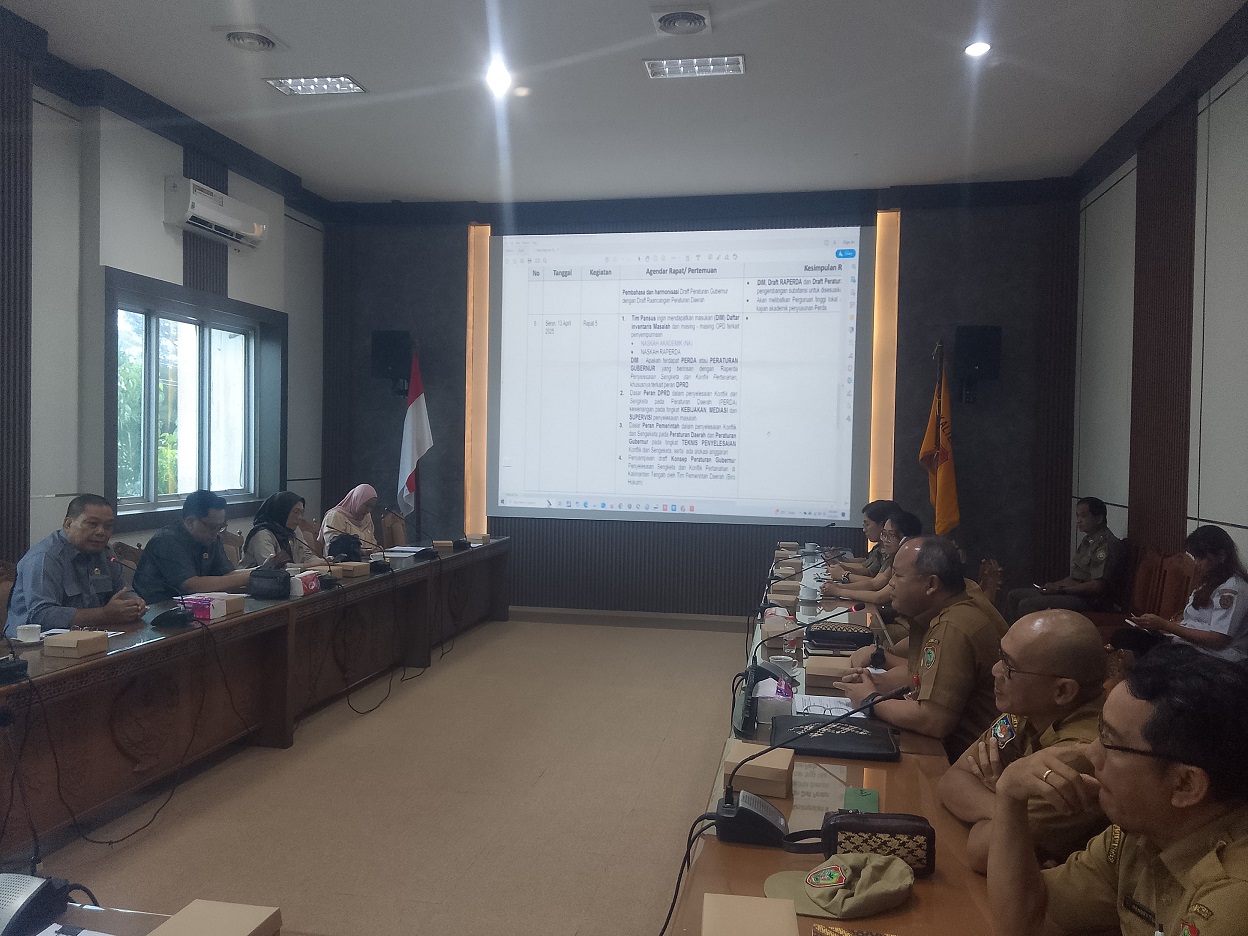Anggota Pansus DPRD Kalteng melaksanakan rapat bersama tim Pemerintah Provinsi Kalteng membahas Raperda Penyelesaian Sengketa dan Konflik Pertanahan, Senin (14/4).