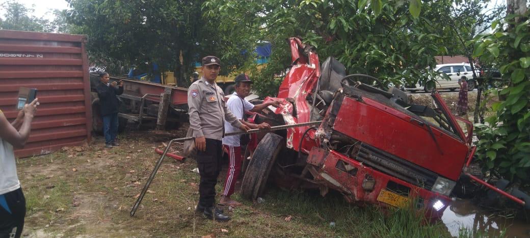Truk kontainer rusak parah setelah menabrak warung di Desa Bajarum, Kecamatan Kotbesi, Kabupaten Kotim. (Istimewa)