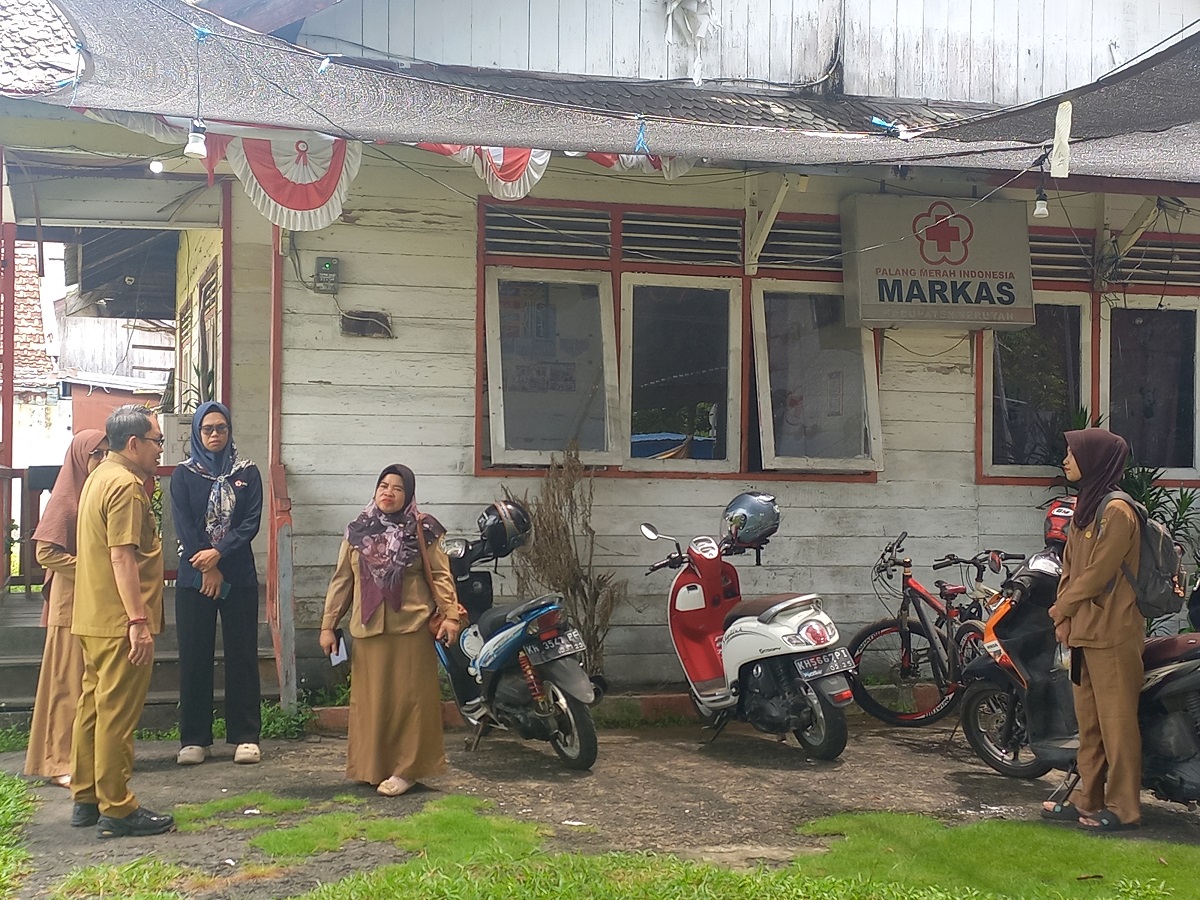PERSIAPAN: Asisten Perekonomian dan Pembangunan Setda Seruyan Adhian Noor dan staff saat melakukan pengecekan lokasi bakal Pasar Penyeimbang, Senin (14/4) siang.