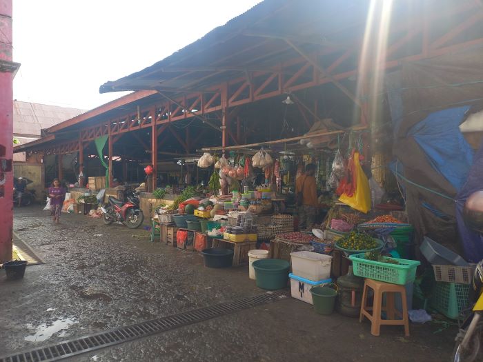 PASAR: Suasana Pasar Saik, Kuala Pembuang, Seruyan, Senin (14/4/2025). M. RIFANI DEWANTARA/RADAR SAMPIT