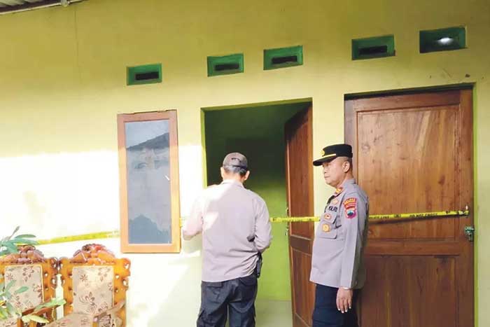 TEWAS: Tim Inafis Polres Semarang melakukan olah TKP penemuan mayat Wanita hamil di kos di lingkungan Karangjati Kecamatan Bergas. (Maria Novena/Jawa Pos Radar Semarang)