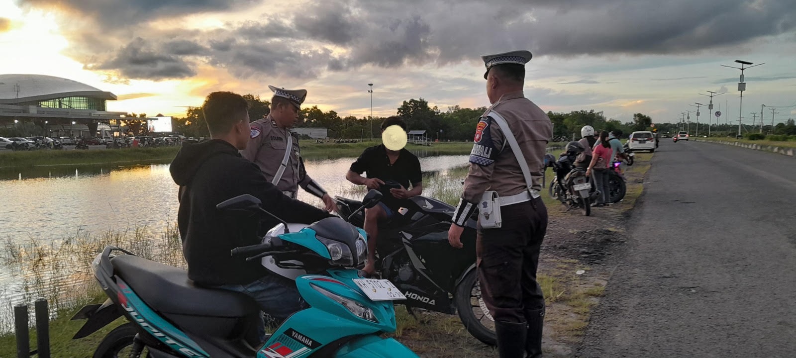 Satlantas Polresta Palangka Raya ketika menertibkan sejumlah remaja yang parkir sembarangan di depan Bandara Tjilik Riwut,Palangka Raya.