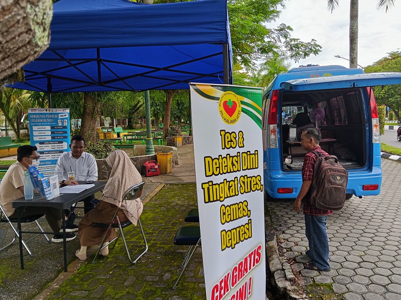 Petugas Mobil Eskrim RSJ Kalawa Atei ketika melayani masyarakat di Jalan Yos Sudarso,Palangka Raya.