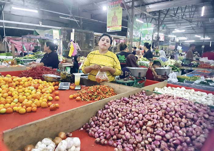 MASIH MAHAL: Pedagang cabai di Pasar Al Kamal Sampit, Selasa (15/4).