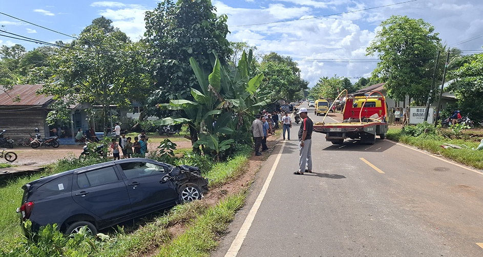 CELAKA: Situasi jalanan setelah tabrakan beruntun antara truk, mobil, dan tronton yang menghantam warung warga di pinggir Jalan Tjilik Riwut, Desa Bajarum, Kecamatan Kotabesi, Senin (14/4).FAHRY/RADAR