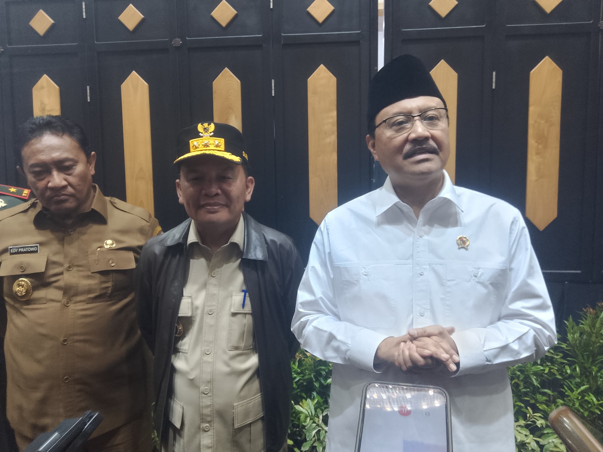 WAWANCARA: Menteri Sosial RI Saifullah Yusuf didampingi Gubernur Kalteng Agustiar Sabran dan Wakil Gubernur Kalteng  Edy Pratowo saat menyampaikan program Sekolah Rakyat.