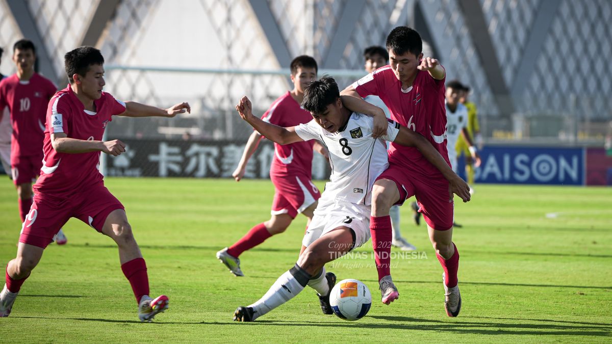 Pemain timnas U 17 Indonesia ( tengah), saat berhadapan dengan pemain timnas U 17 Korea Utara, di perempat final Piala Asia U 17/2025.