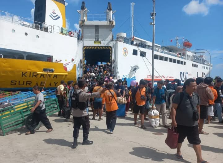 ARUS BALIK: Suasana awal arus balik Lebaran di Pelabuhan Panglima Utar, Kumai, belum lama tadi. (Istimewa)