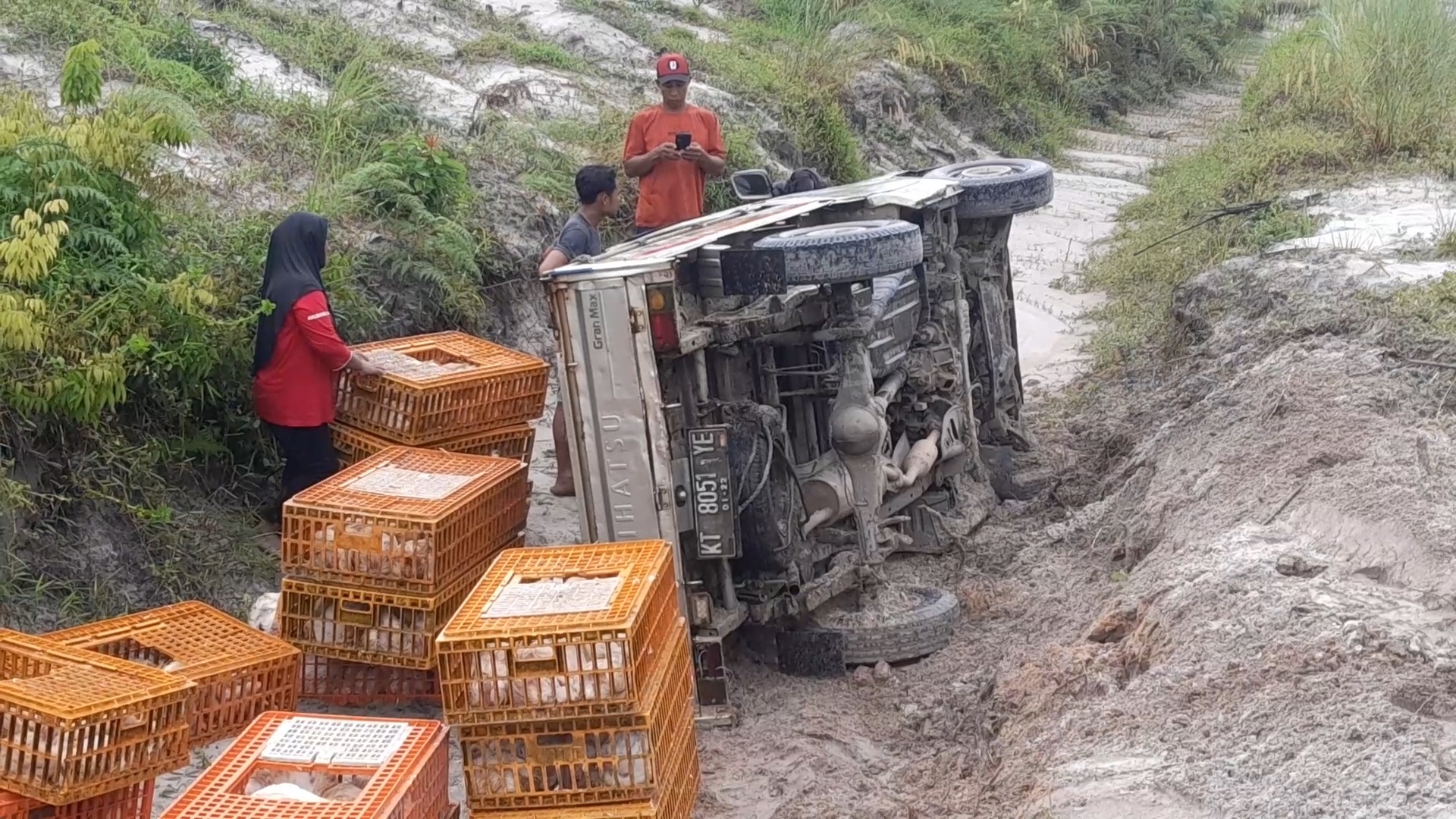 KECELAKAAN: Kondisi mobil dan ayam potong yang mengalami insiden kecelakaan di perbatasan Desa Kubu dan Desa Sungai Bakau, Kecamatan Kumai, Kabupaten Kotawaringin Barat, Selasa (15/4).