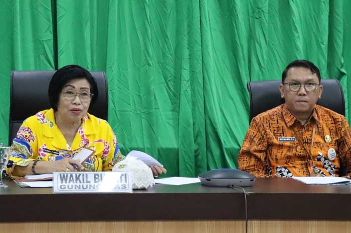 PIMPIN RAPAT:&nbsp;Wakil Bupati Gumas&nbsp;Efrensia LP Umbing&nbsp;memimpin rapat percepatan persiapan perubahan Perusda Gunung Mas Perkasa menjadi Perseroda, Kamis (17/4).