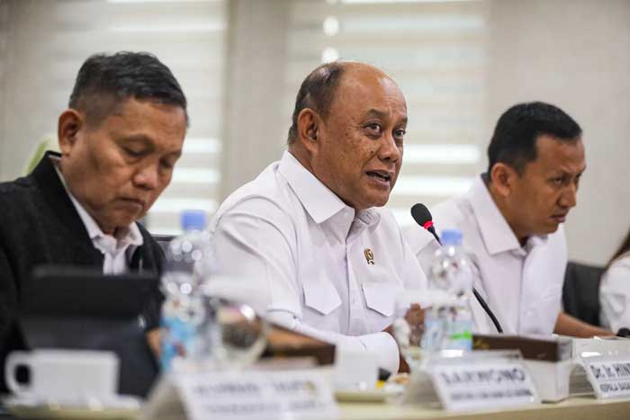 RAPAT: Kepala BGN Dadan Hindayana (kedua kanan) mengikuti rapat kerja dengan Komite III DPD RI, Selasa (21/1) lalu. 