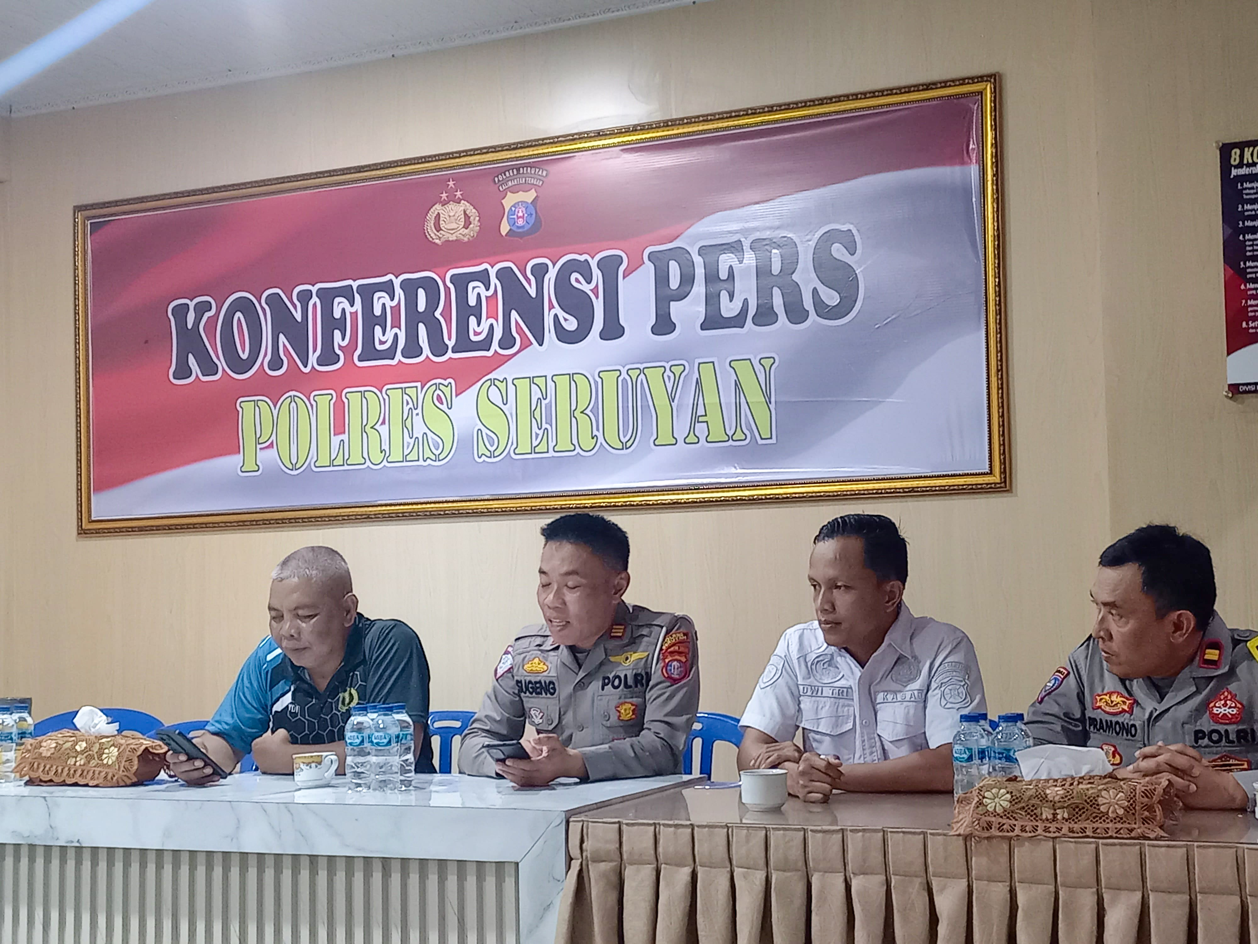 JUMPA PERS: Kasatlantas Polres Seruyan AKP Sugeng dan jajarannya, saat meluruskan informasi dan isu beredar mengenai razia pajak kendaaan dan STNK Mati, di ruang warta Polres Seruyan.