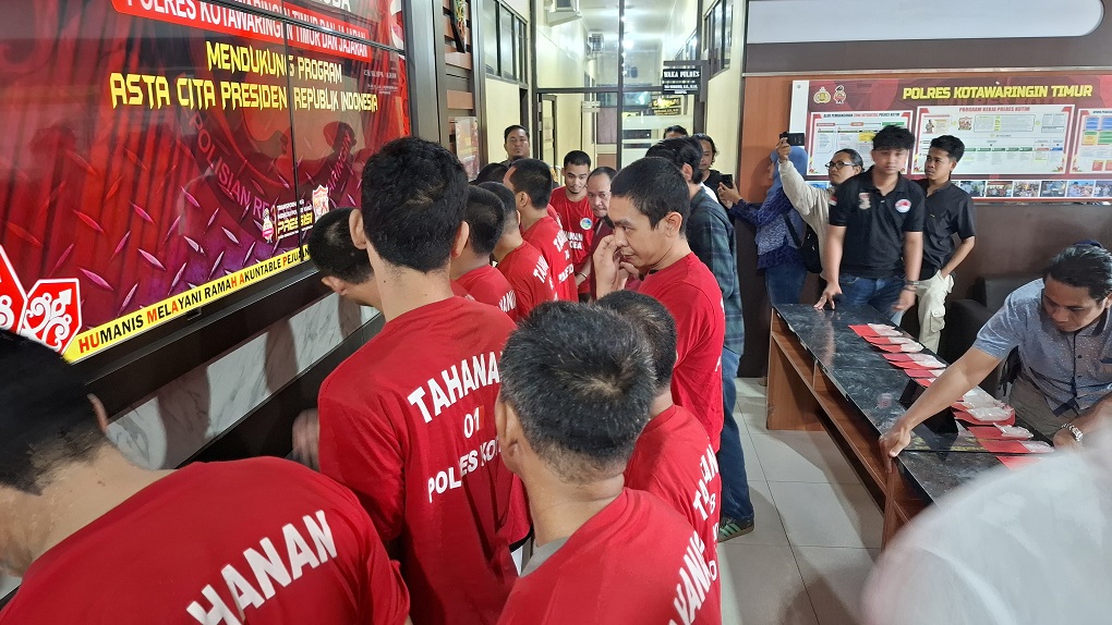Sebanyak 15 tersangka pengedar narkoba digiring ke Mapolres Kotim, dan menyaksikan pemusnahan barang bukti jenis sabu, pada Kamis (17/4).