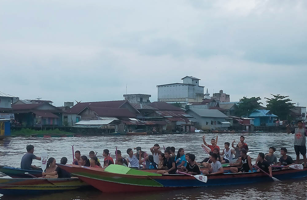OLAHRAGA AIR: Sungai Arut kembali diramaikan oleh klub dayung yang berlatih untuk menghadapi kejuaraan dayung, Jumat (18/4). SULISTYO/RADAR PANGKALAN BUN&nbsp;