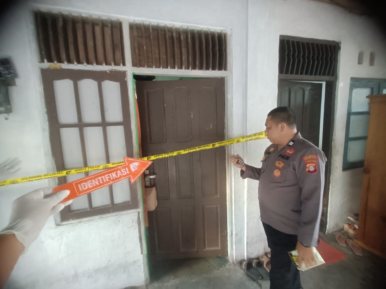 HEBOHKAN WARGA: Petugas kepolisian melakukan olah TKP penemuan jenazah di Jalan S Parman Palangka Raya, Kamis (17/4).POLRESTA PALANGKA RAYA UNTUK RADAR SAMPIT