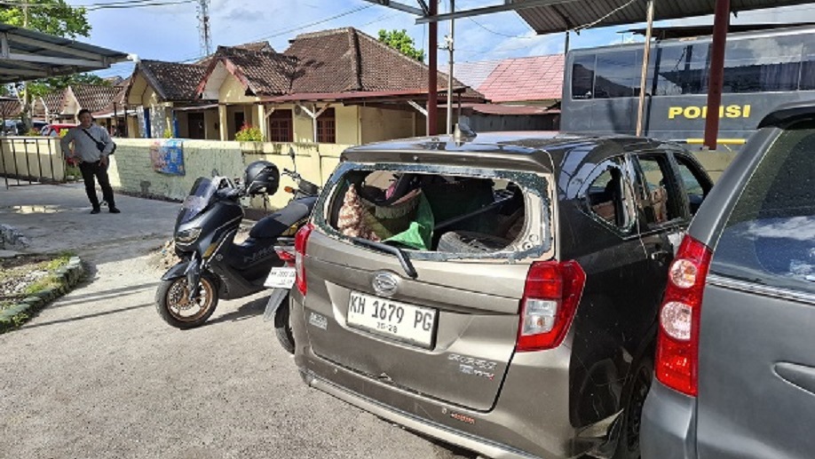 Sebuah mobil yang sebelumnya diduga untuk membawa sawit curian diamankan di Kantor Polisi setelah rusak akibat diamuk massa, Sabtu (19/4).
