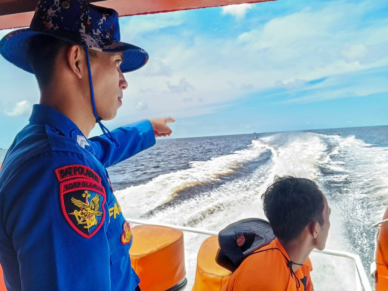 Tim gabungan saat menelusuri lokasi tenggelamnya korban di Muara Sungai Seruyan