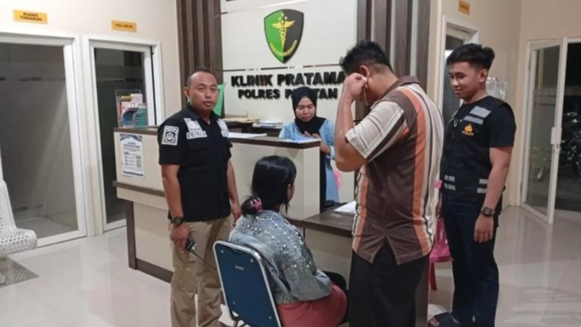 Korban (duduk) saat menjalani proses pemeriksaan kesehatan oleh Unit Dokkes Polres Pacitan beberapa waktu  lalu. FOTO: ISTIMEWA (Radar Lawu)