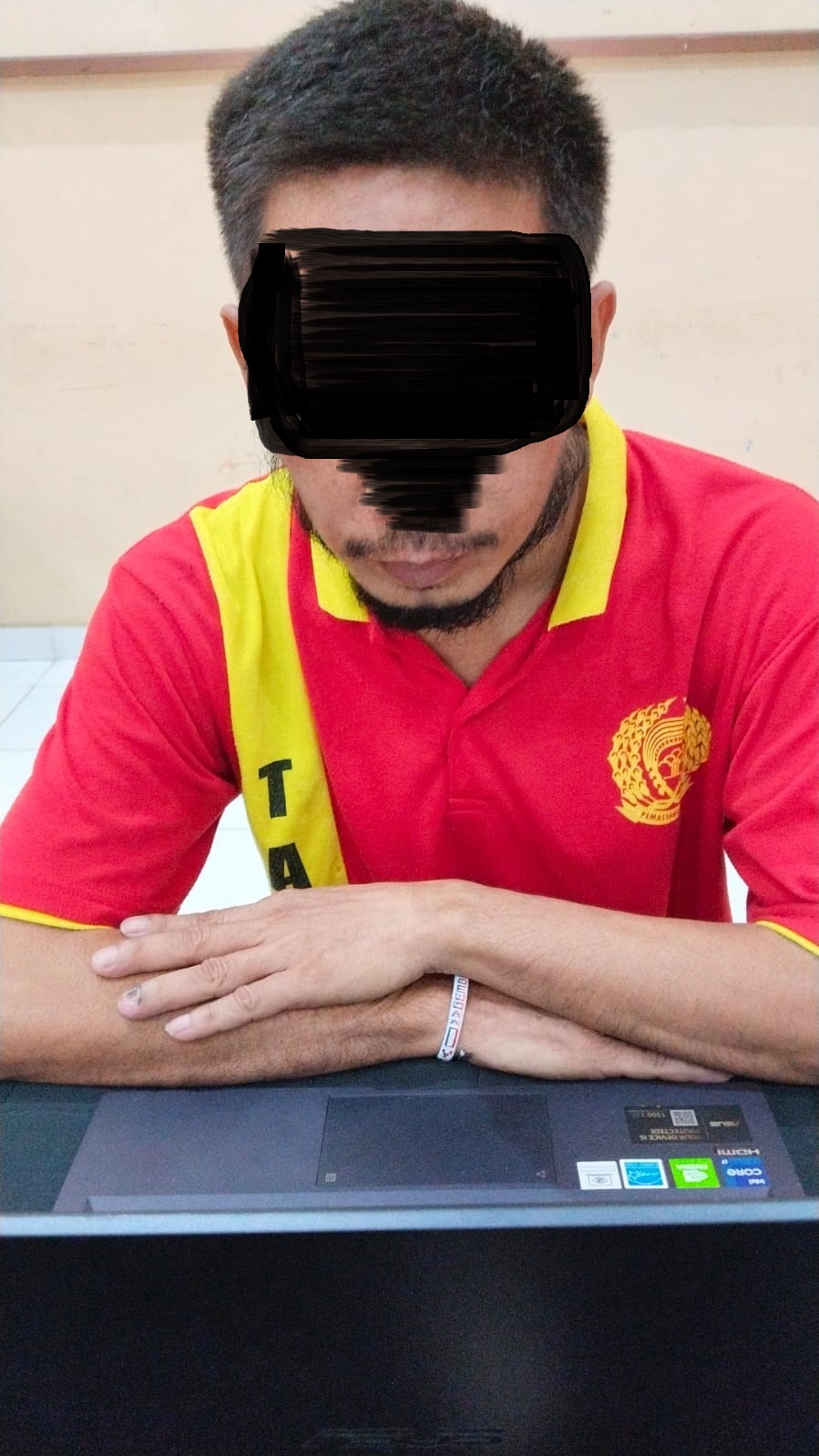 Jadi terdakwa lantaran menebang dan membawa kayu ulin tanpa izin resmi pemerintah.