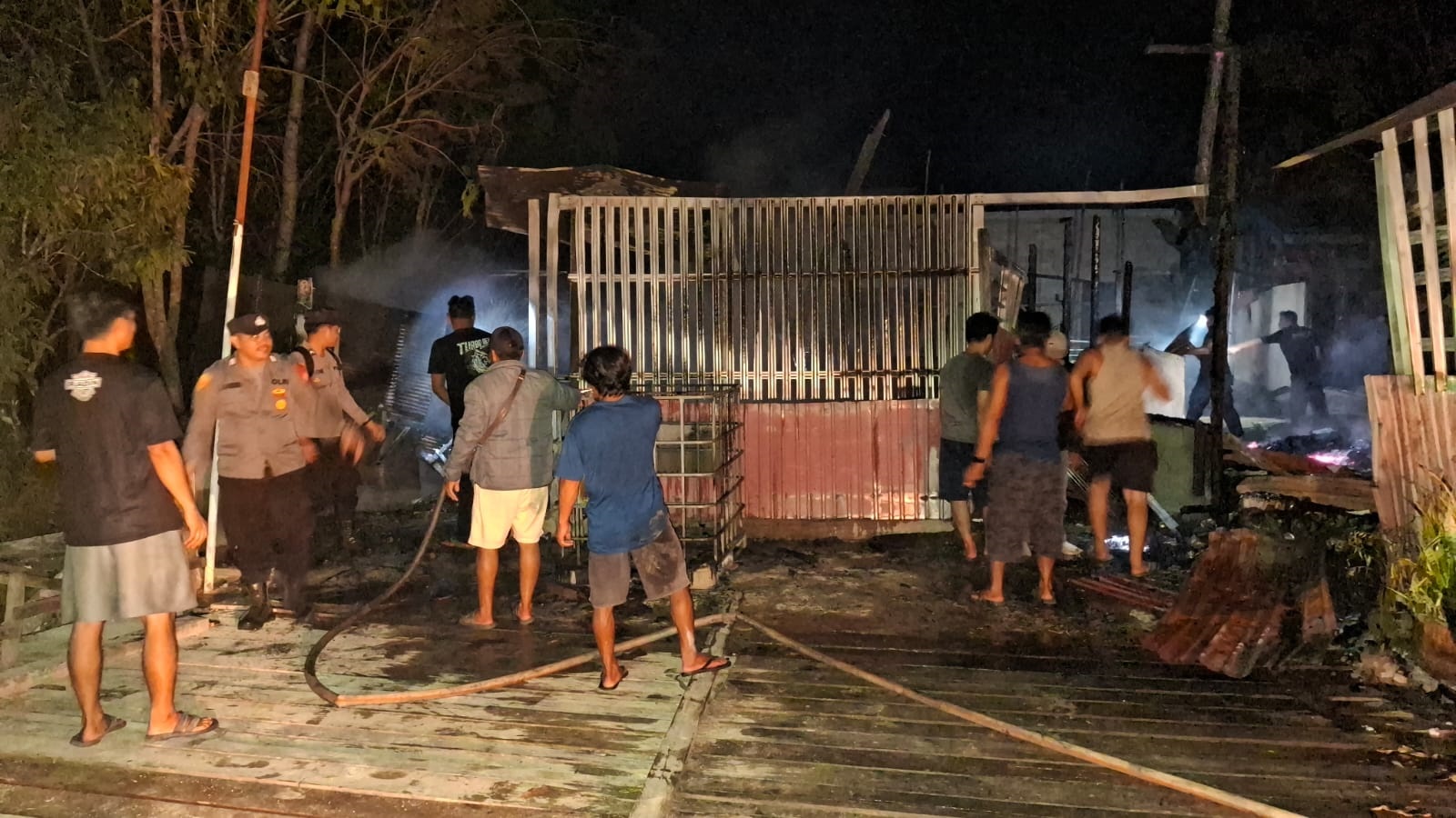 PADAMKAN : Petugas damkar dibantu personel Polsek Rungan dan warga berusaha memadamkan kobaran api, di Desa Luwuk Langkuas, Kecamatan Rungan, Jumat (18/4).&nbsp;POLSEK RUNGAN FOR RADAR SAMPIT