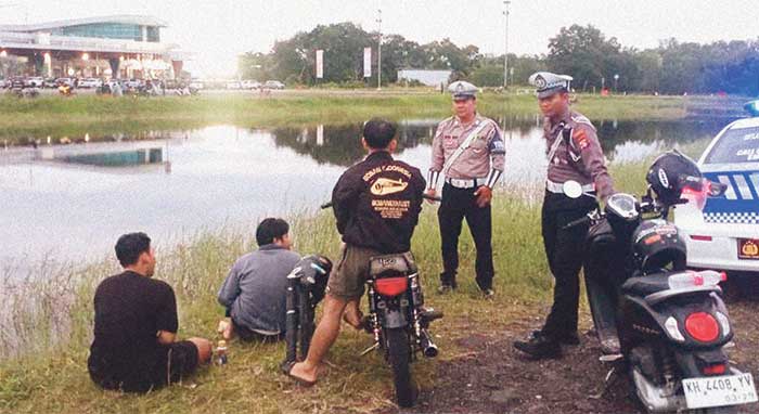 PATROLI : Satlantas Polresta Palangka Raya ketika mengedukasi sekumpulan remaja yang dicurigai akan melakukan aksi balap liar di kawasan Bandara Tjiliki Riwut, Palangka Raya. IST/RADAR PALANGKA