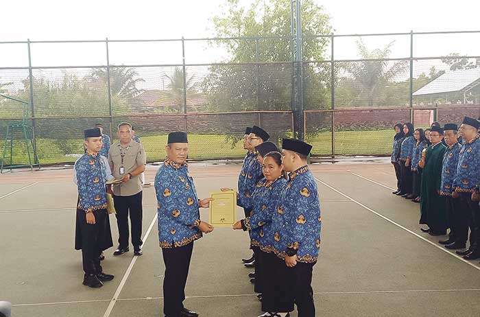 Bupati Seruyan Ahmad Selanorwanda,  saat menyerahkan secara sombolis SK kepada perwakilan PPPK, Senin (21/4).