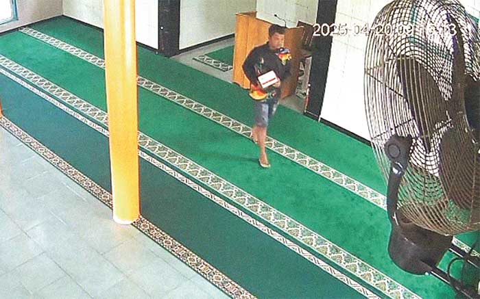 PENCURIAN : Seorang pria tertangkap kamera CCTV mencuri stavolt masjid Nurul Iman, Desa Bukit Batu, Kecamatan Cempaga Hulu, Minggu (20/04/2025) pagi. TANGKAPAN LAYAR/RADAR SAMPIT