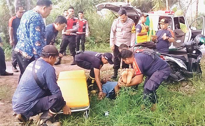 EVAKUASI : Petugas dan warga mengevakuasi seorang Lansia yang nekat ingin akhiri hidup dengan cara minum racun serangga. IST/RADAR PALANGKA