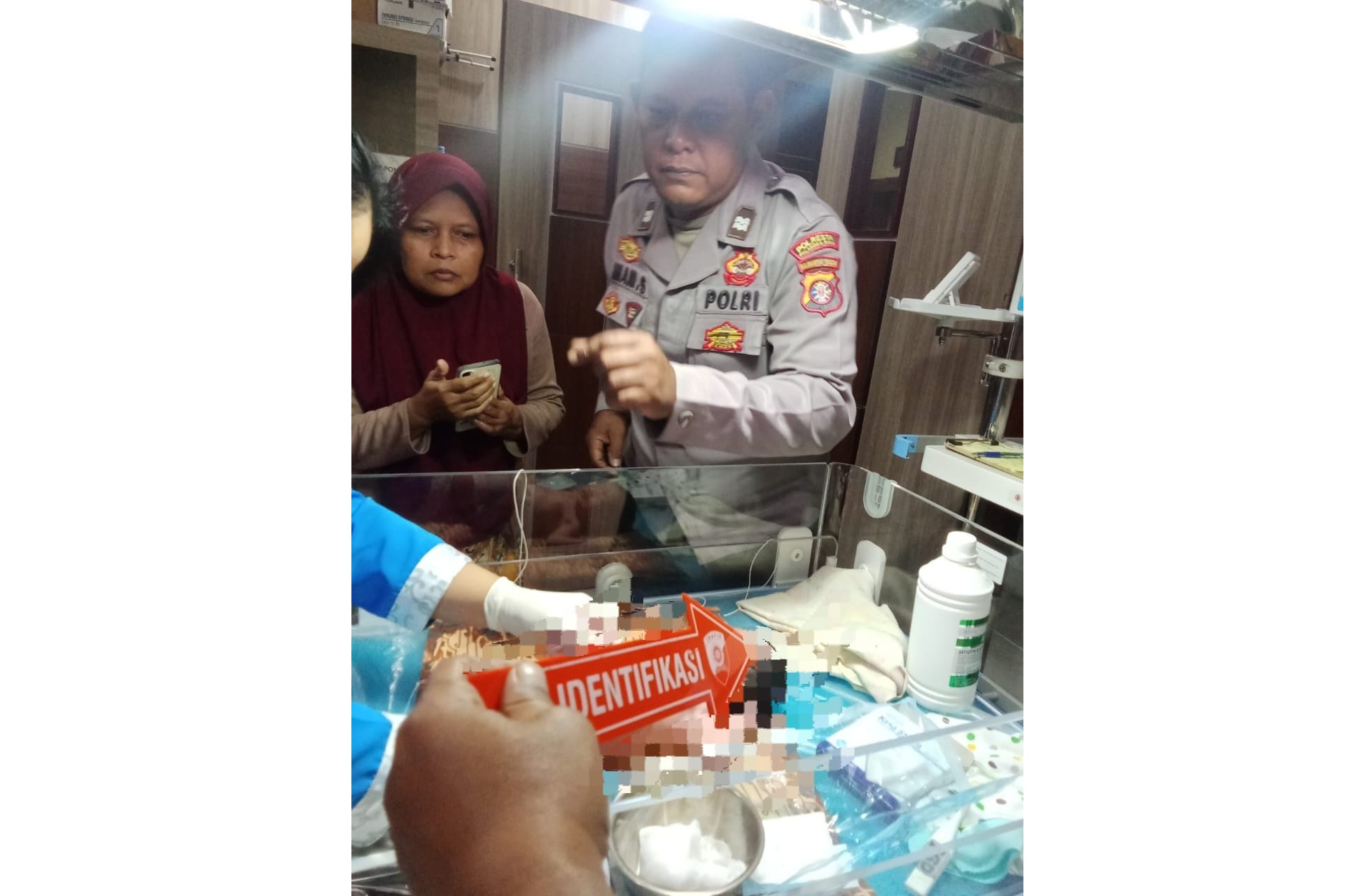 DITELANTARKAN: Bayi malang yang kini dirawat di RS Bhayangkara , Palangka Raya (Istimewa)