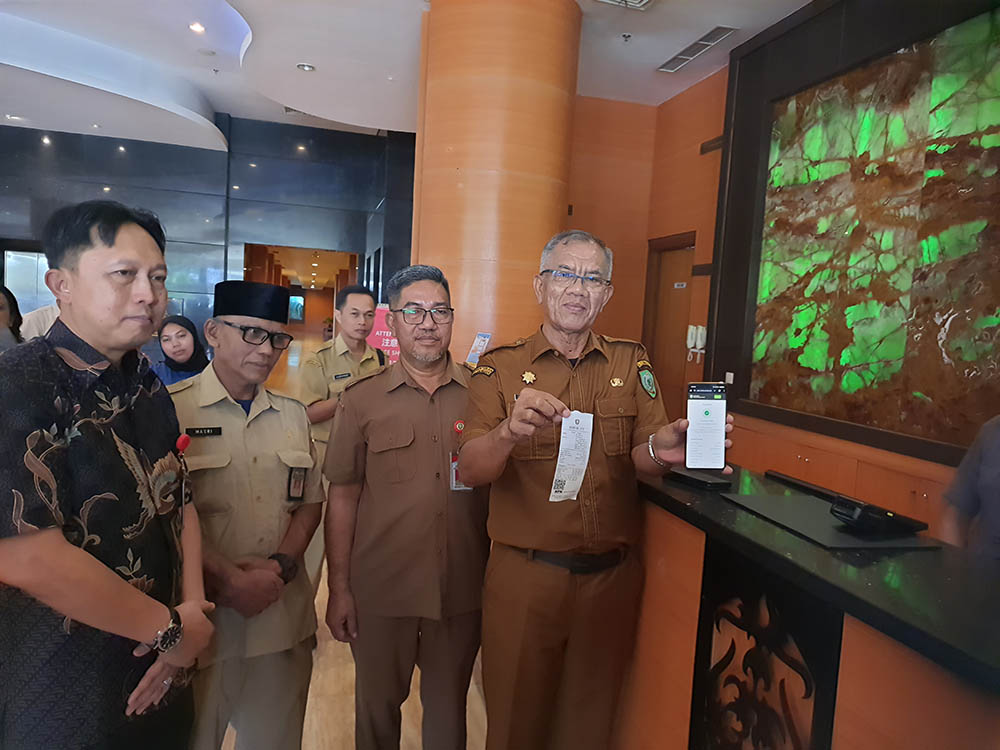 PELUNCURAN: Penggunaan aplikasi alat pemantau transaksi pajak daerah di Aquarius Boutique Hotel Sampit, Selasa (22/4).HENY/RADAR SAMPIT