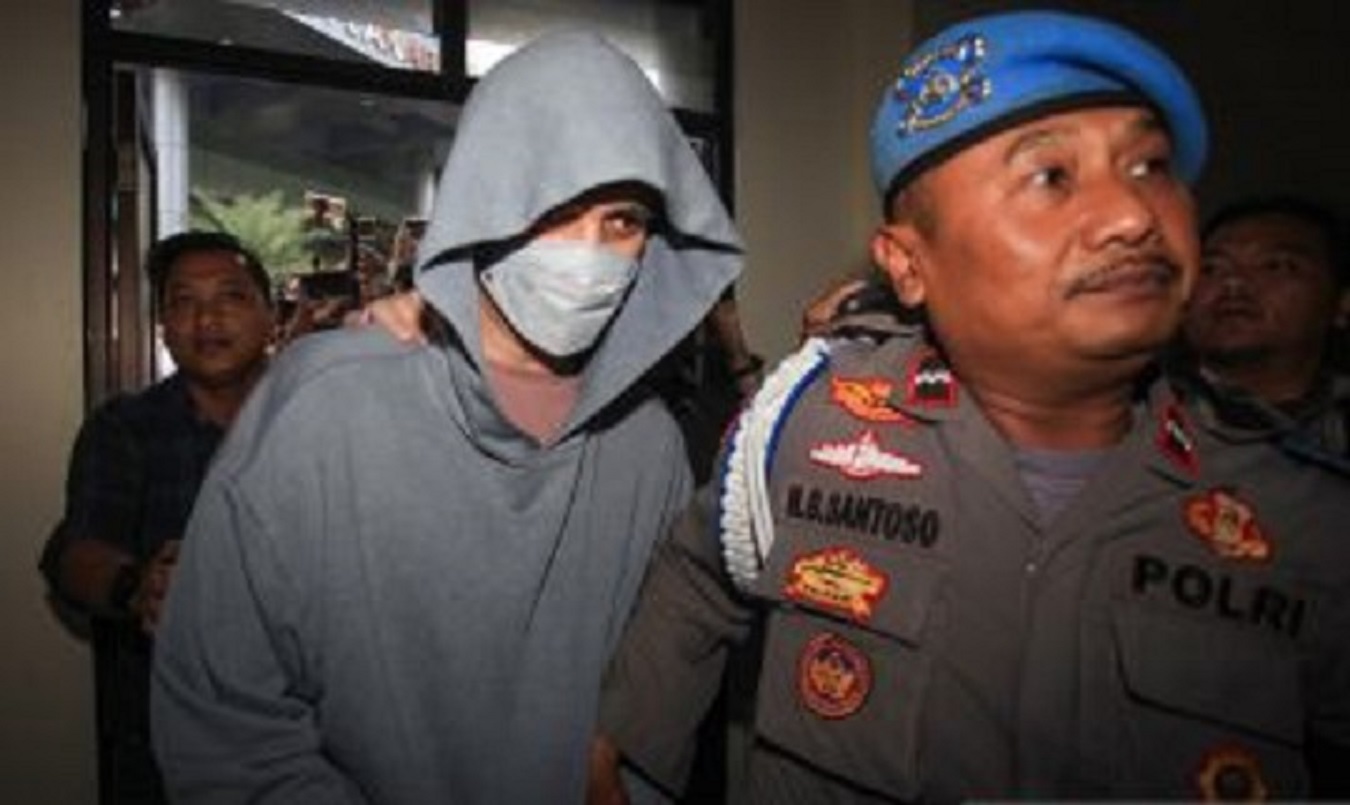 Aktor Fachri Albar alias FA, saat di Polres Metro Jakarta Barat, Rabu (23/4).