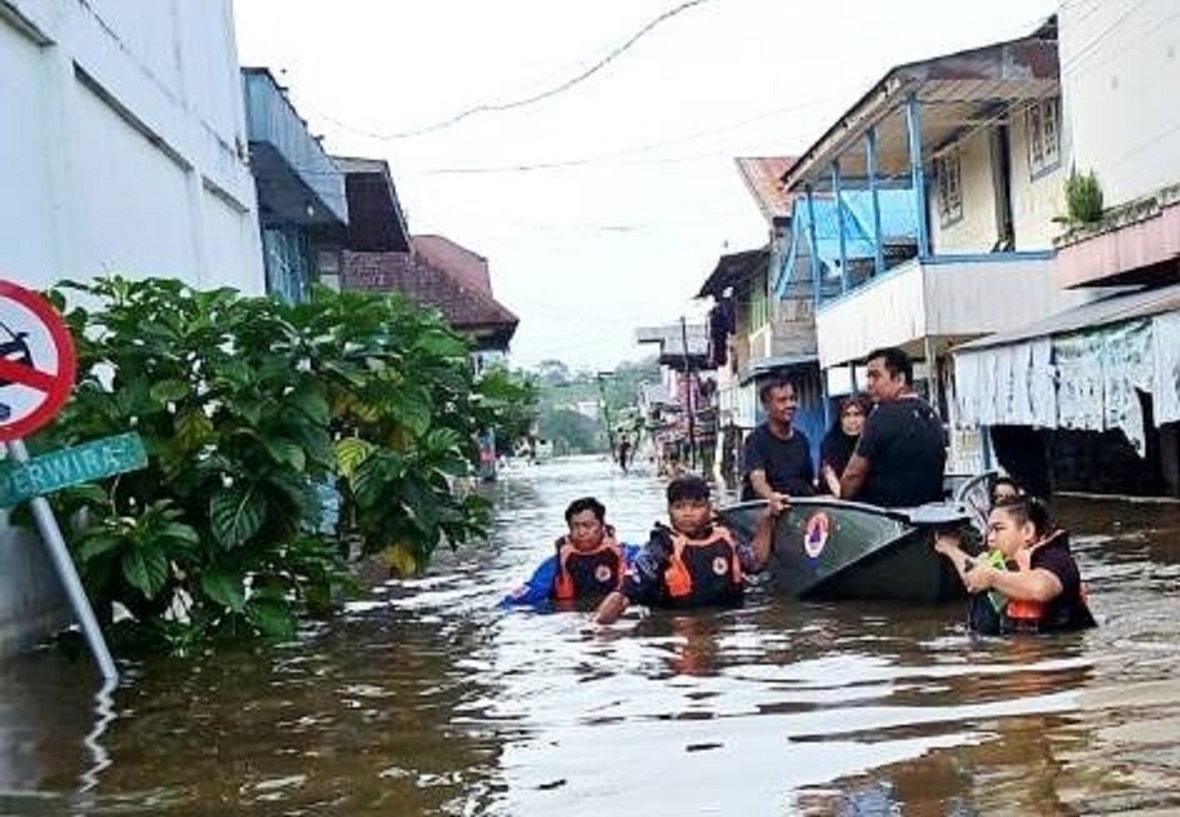 DIKEPUNG AIR: Evakuasi warga yang terdampak banjir di Kota Muara Teweh Kabupaten Barito Utara, baru-baru tadi.