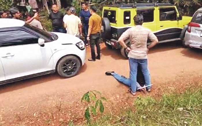 VIDEO VIRAL : Petugas saat menangkap pelaku narkoba di Kecamatan Cempaga Hulu, Kotim, yang viral di media sosial, Rabu (23/04/2025). TANGKAPAN LAYAR/RADAR SAMPIT