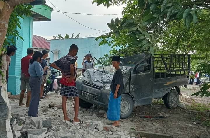 LAKA TUNGGAL: Kondisi mobil korban setelah menabrak pagar tembok, di Jalan Kalimati Lama menuju Desa Kumpai Batu Atas, Desa Pasir Panjang, Rabu (23/4) pukul 14.30 WIB.
