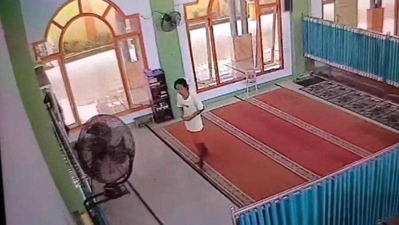 Pelaku pencurian kotak amal di Masjid Al Fajar Natai Pelingkau Kelurahan Baru, terekam kamera CCTV, belum lama ini.