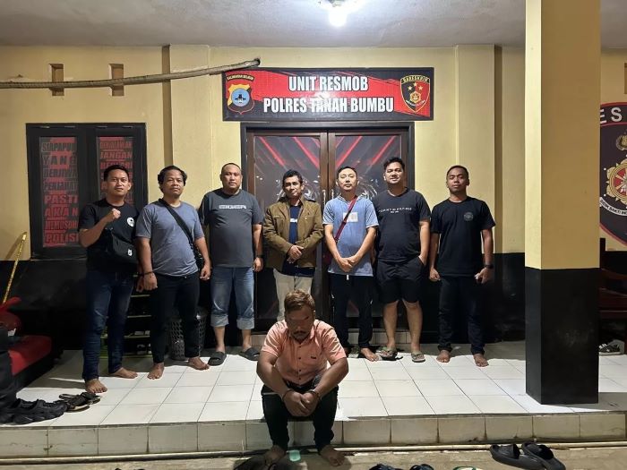 DIRINGKUS: Pelaku pembacokan terhadap mantan istri dan suami baru berhasil diringkus polisi. (Foto: Polsek Satui untuk Radar Banjarmasin)