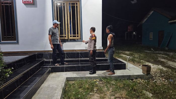 BIKIN RESAH : Petugas memeriksa rumah warga yang diintip orang tak dikenal di Kelurahan Tangkiling, Palangka Raya. IST/RADAR PALANGKA