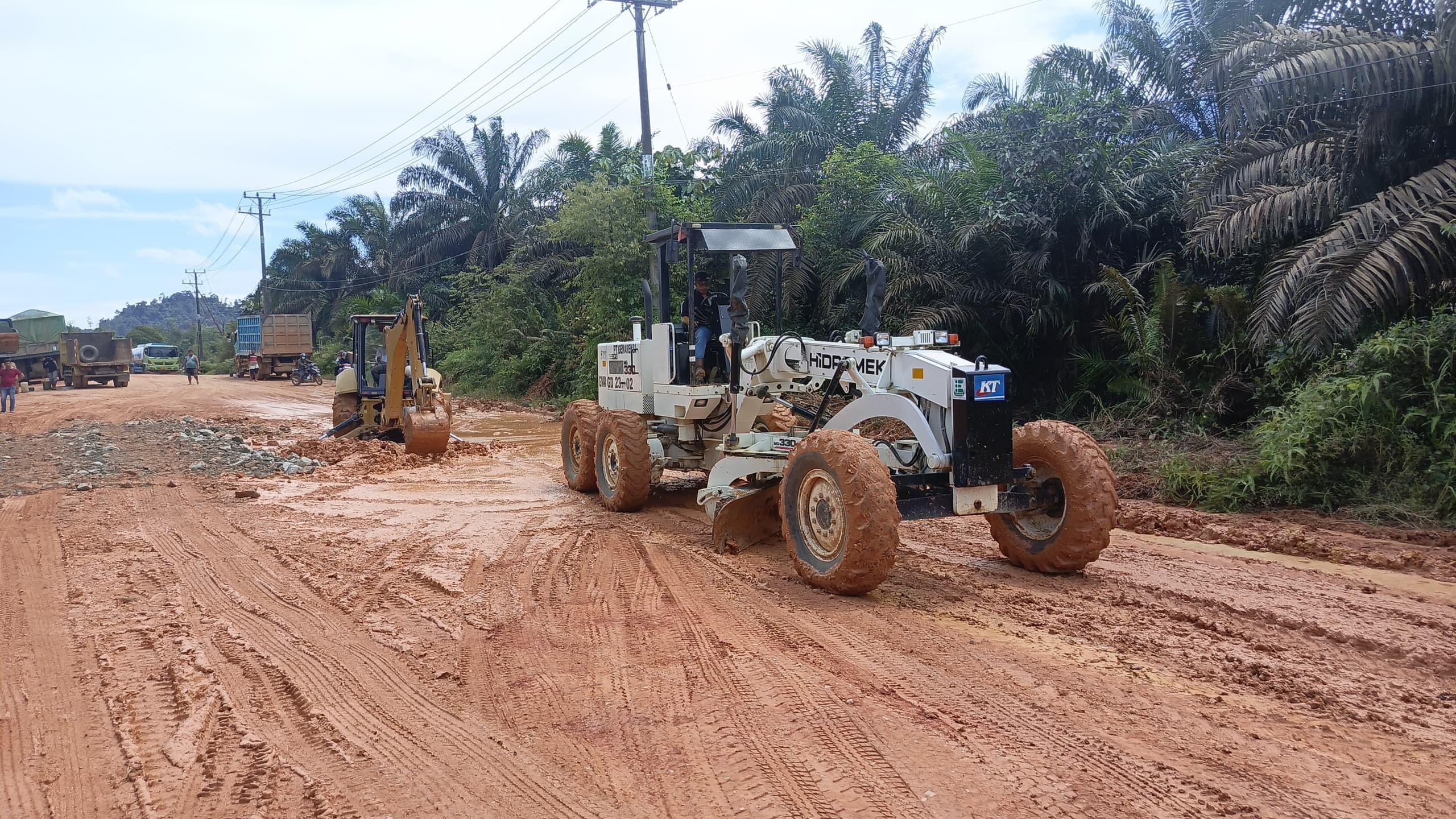 RUSAK PARAH: Perusahaan besar swasta memperbaiki kerusakan ruas jalan simpang Sepaku-Perigi, Kabupaten Lamandau. &nbsp;