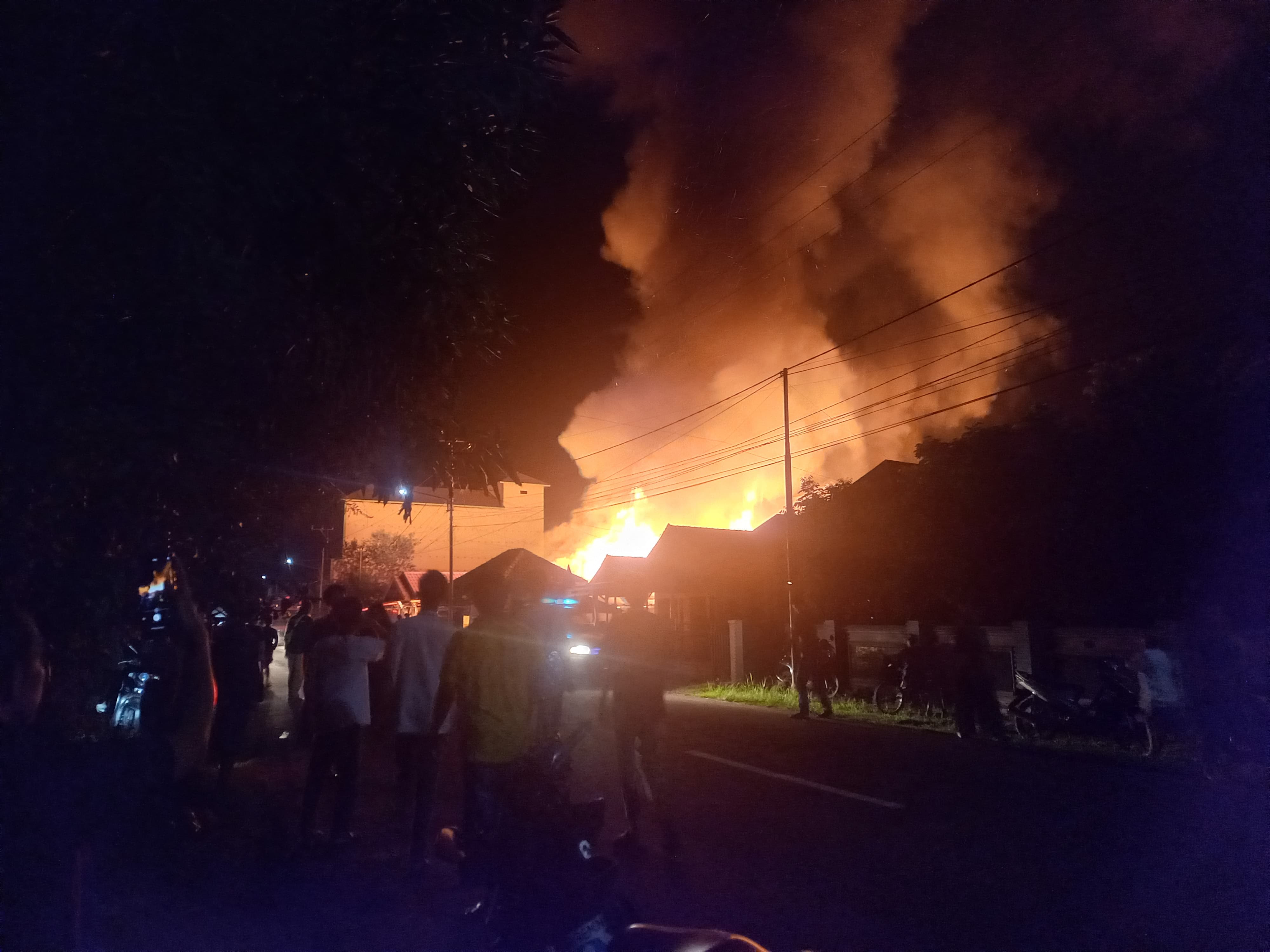 Kebakaran rumah di Jalan DI Panjaitan, Kuala Pembuang, Kabupaten Seruyan, Kalteng, Kamis (24/4/2025) (Rifani Dewantara/Radar Sampit)