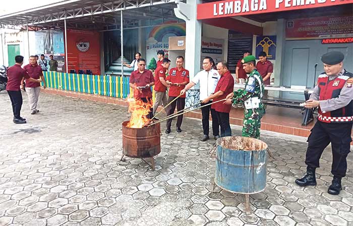 DIMUSNAHKAN: Kalapas Kelas II B Sampit M Yani memimpin pemusnahan barang bukti sitaan dari dalam blok warga binaan, Rabu (23/4/2025) siang. IST/RADAR SAMPIT