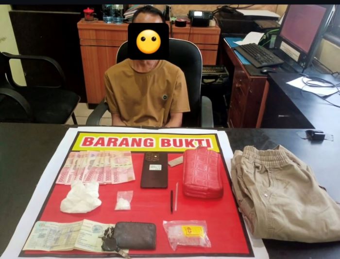NARKOBA : Pelaku M (44) bersama barang bukti sabu diamankan di Mapolsek Jaya Karya, Kecamatan Mentaya Hilir Selatan, Kotim. IST/RADAR SAMPIT