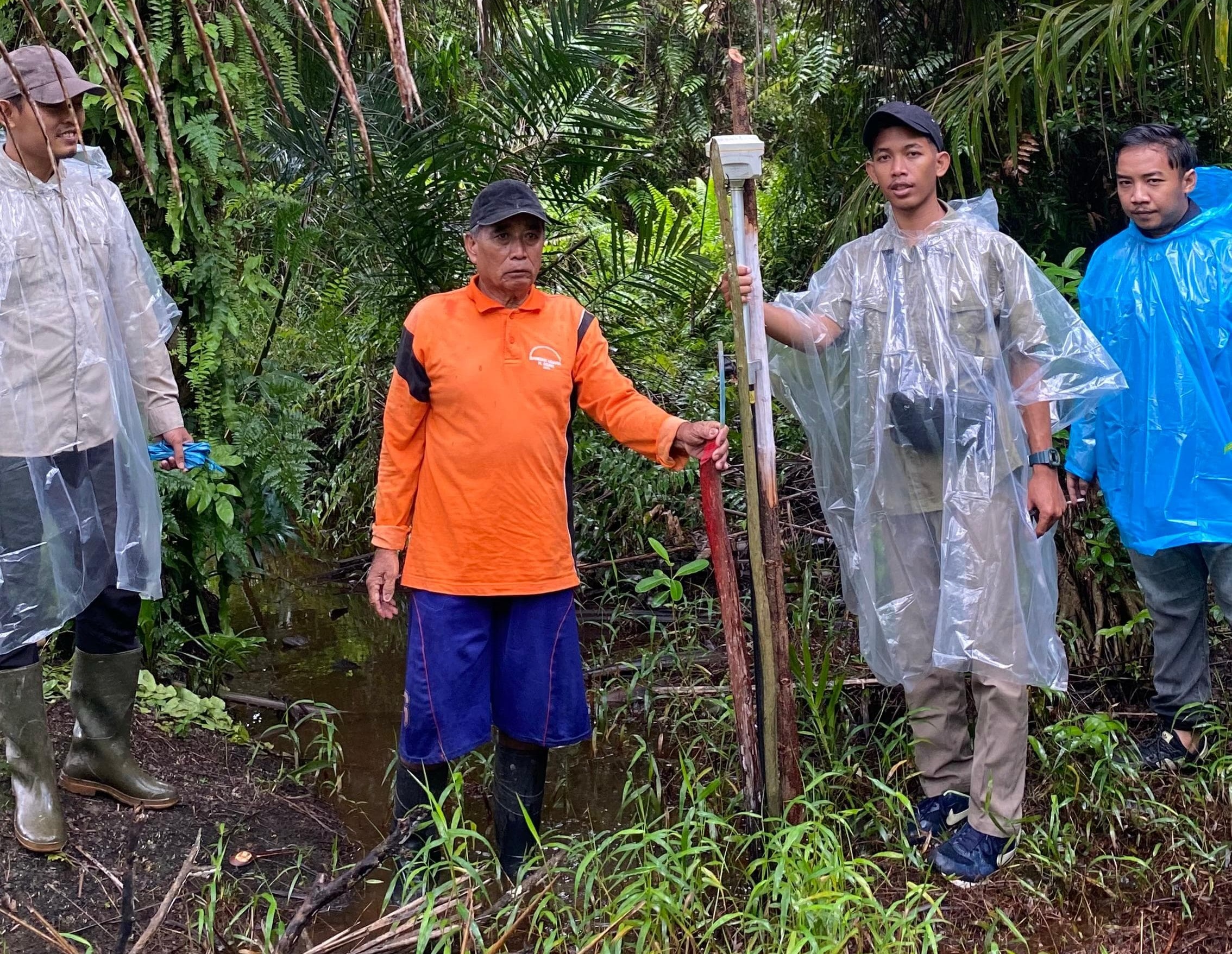 PENGUKURAN: Petugas PTSL saat melakukan pengukuran lahan warga (istimewa)