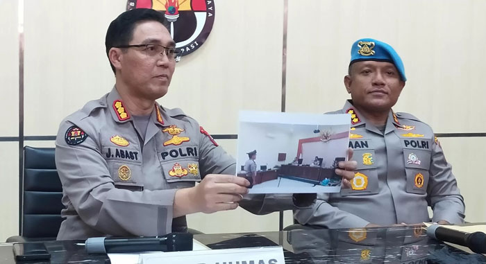 GELAR PERKARA : Kabidhumas Polda Jatim Kombespol Jules Abraham Abast menunjukkan foto persidangan yang memutuskan Aiptu LC diberhentikan dengan tidak hormat. SHOLEH HILMI/JAWA POS