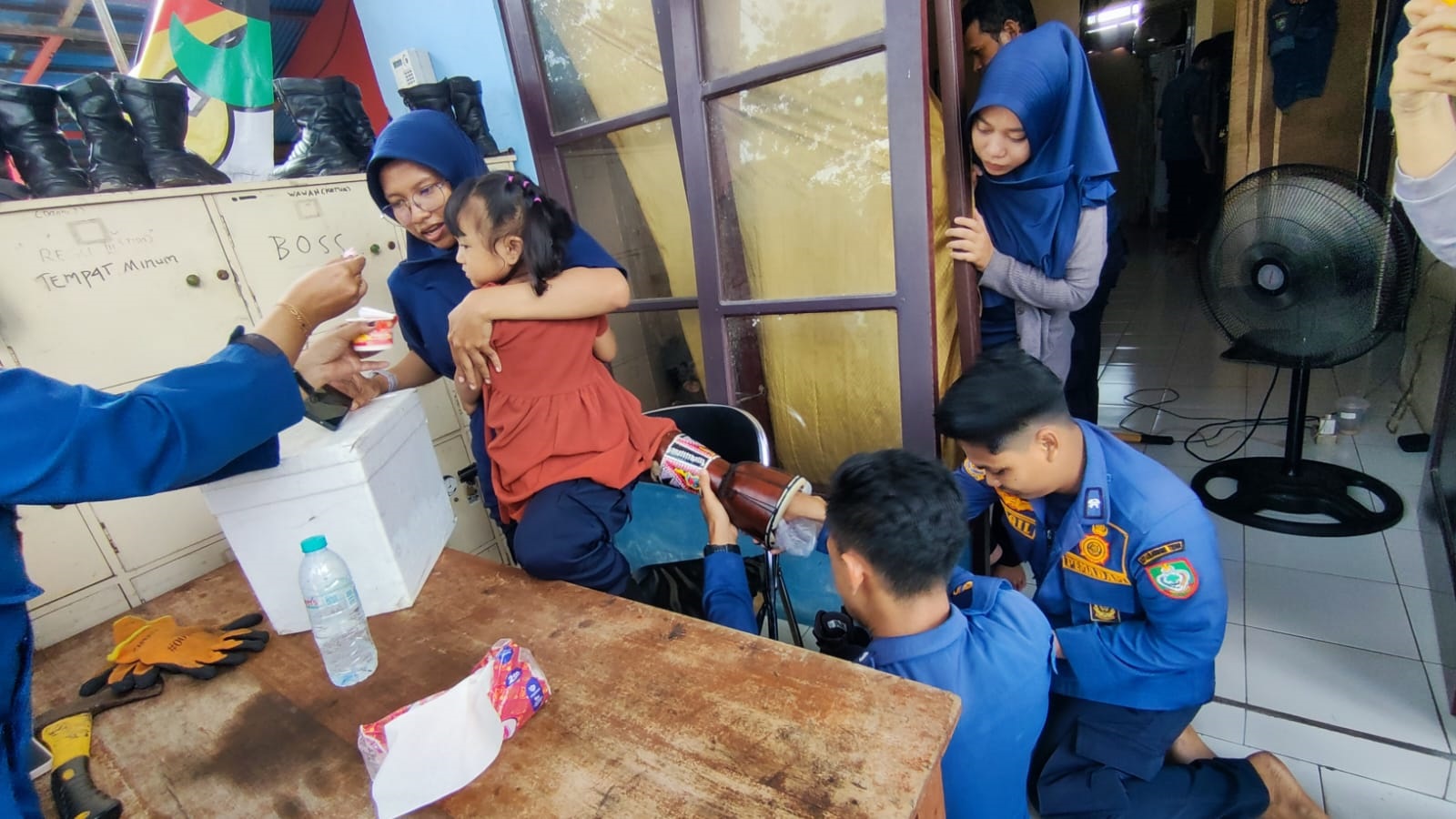 PENYELAMATAN : Sejumlah petugas Damkar Kotim saat membantu menyelamatkan seorang balita perempuan yang kakinya terperangkap masuk ke dalam alat musik gendang tifa berhasil diselamatkan